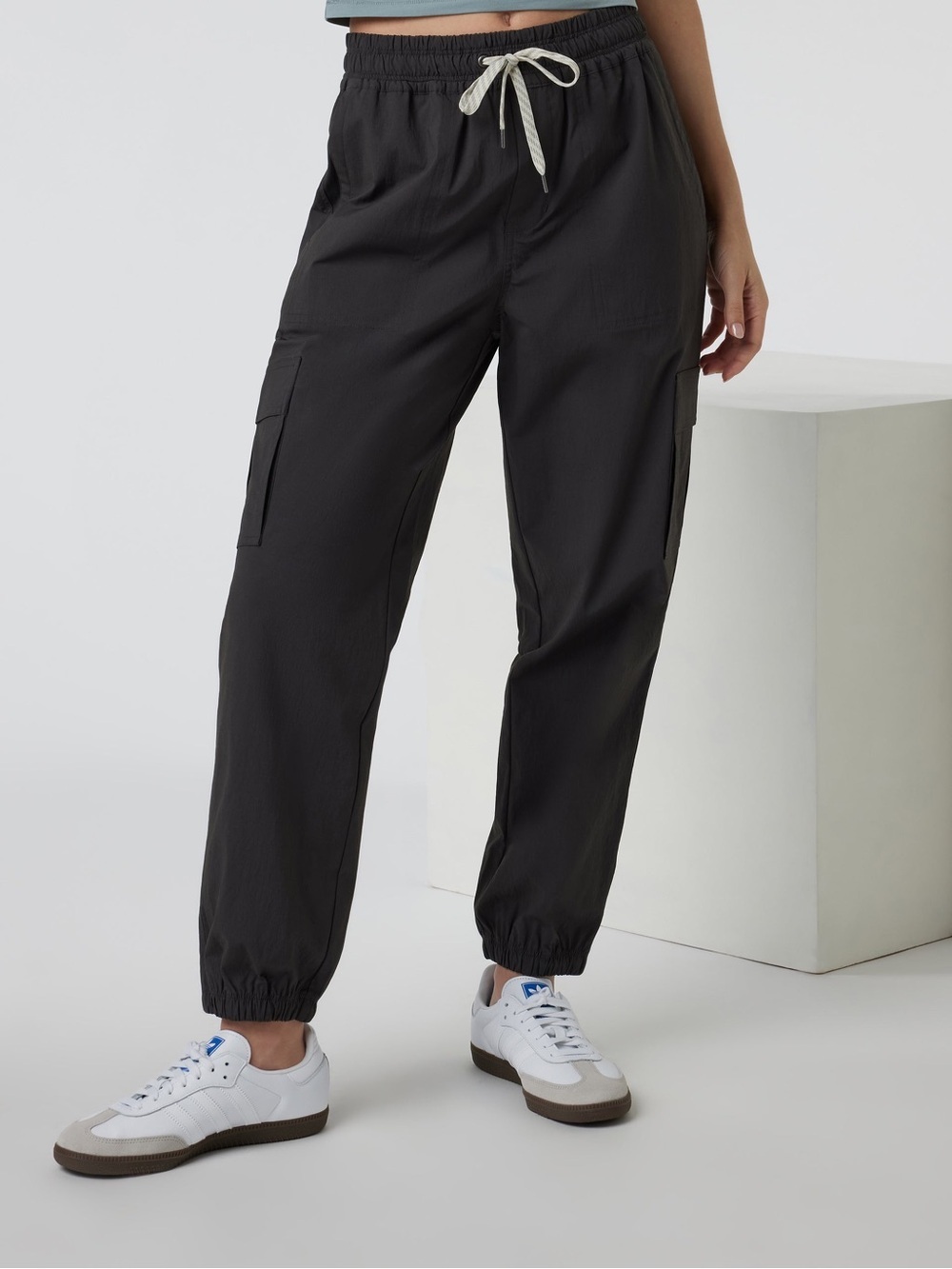 Vuori Women’s Birch Joggers in Vintage Black XL